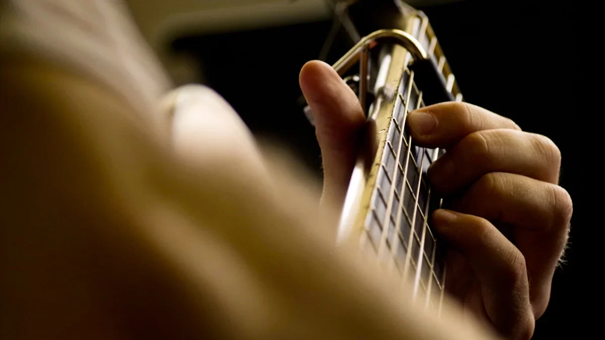 Mão a tocar guitarra em aulas de música no Conservatório Regional de Setúbal