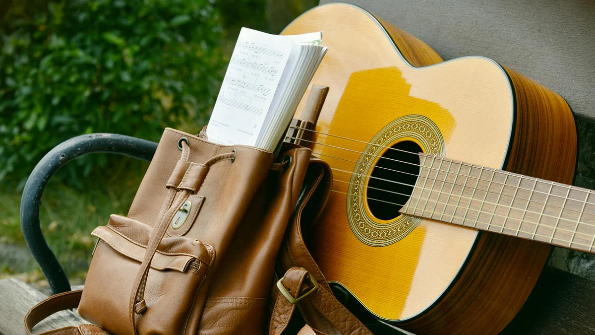 Student playing guitar in open music courses at Conservatório Regional de Setúbal